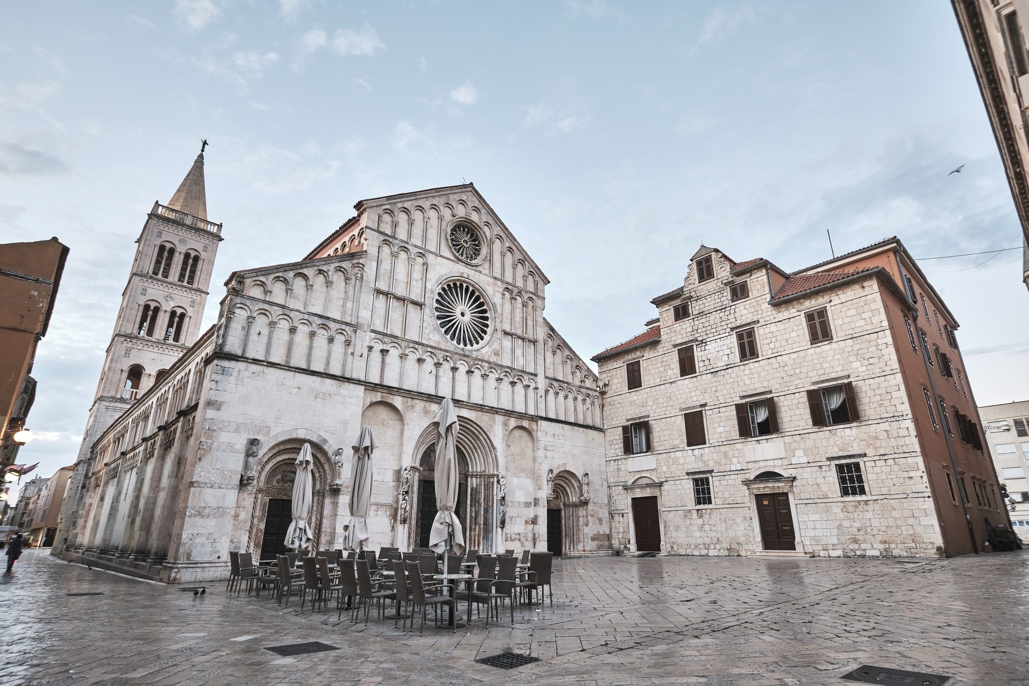 famous-church-st-donatus-zadar-croatia-with-small-cafe-outside-early-morning