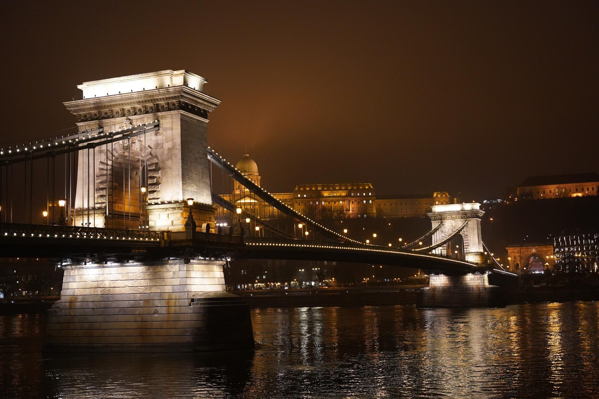 famous-szechenyi-chain-bridge-budapest-hungary